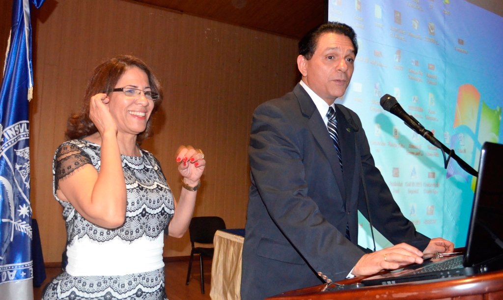 Doctor Daniel Rivera y Doctora Brinia Cabrera, coordinadora del evento